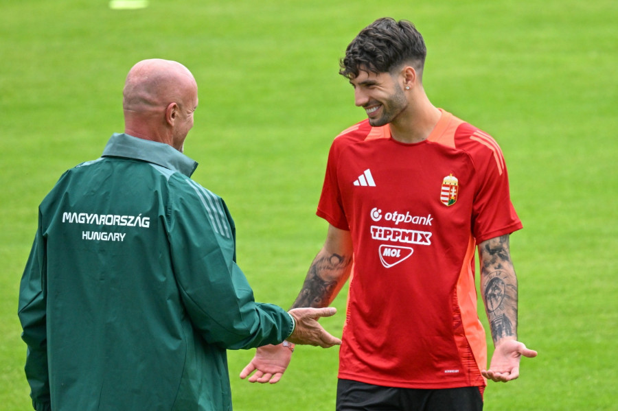 Marco Rossi szövetségi kapitány (b) és Szoboszlai Dominik a németországi labdarúgó Európa-bajnokságon részt vevő magyar válogatott tagja a csapat nyilvános edzésén Weiler-Simmerbergben 2024. június 12-én. MTI/Illyés Tibor