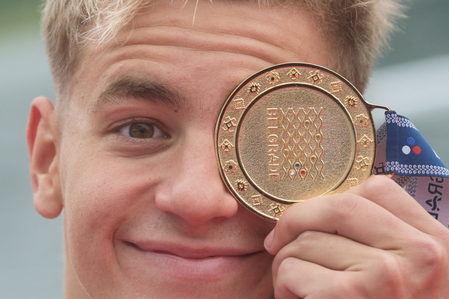Az aranyérmes Betlehem Dávid a férfi nyíltvízi úszók 5 kilométeres versenyének eredményhirdetésén a belgrádi vizes Európa-bajnokságon 2024. június 13-án. MTI/Derencsényi István