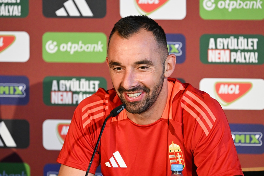 Fiola Attila, a németországi labdarúgó Európa-bajnokságon részt vevő magyar válogatott tagja a csapat sajtótájékoztatóján Weiler-Simmerbergben 2024. június 13-án. MTI/Illyés Tibor 
