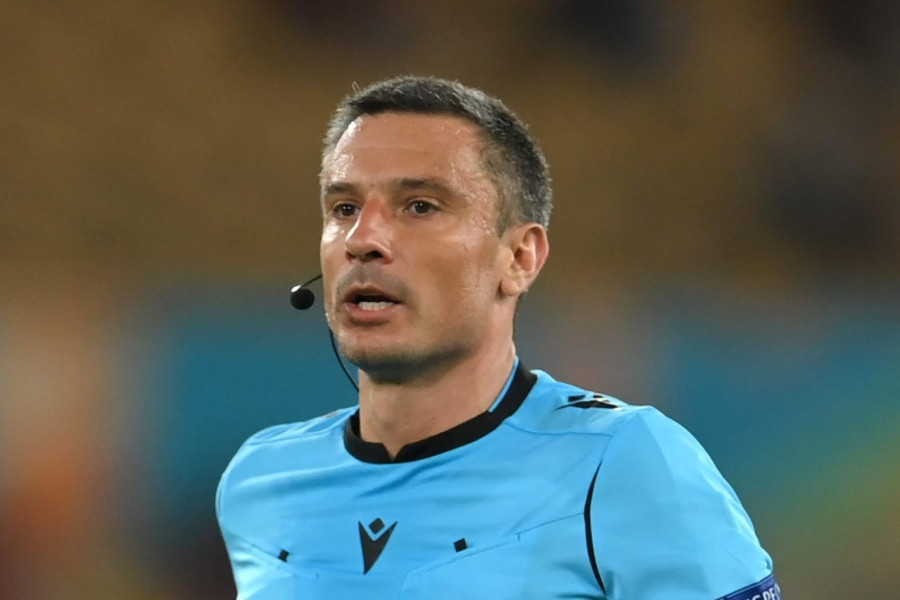 A szlovén Slavko Vincic bíráskodik a szombati Magyarország-Svájc Eb-csoportmeccsen