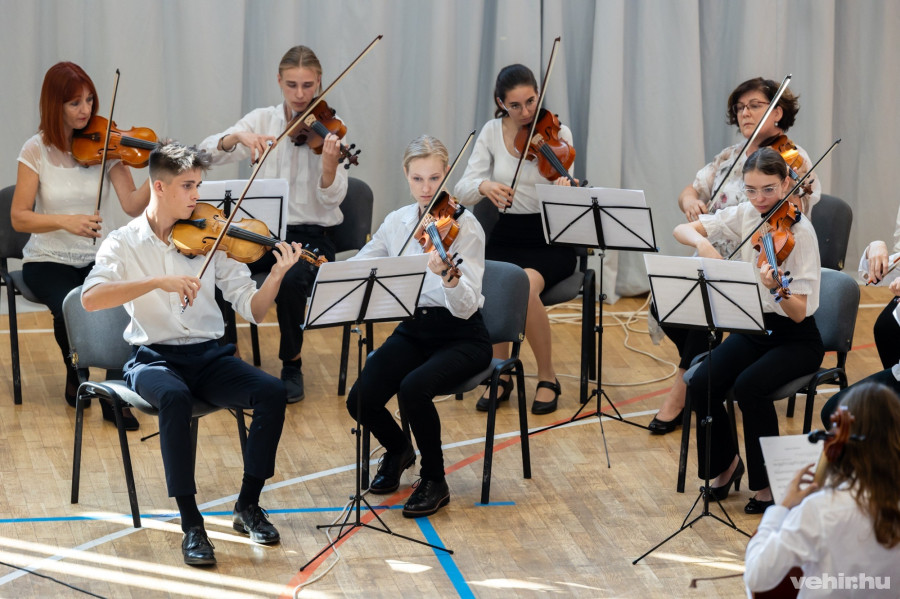 A program fényét a Lovassy Kamarazenekar műsora emelte