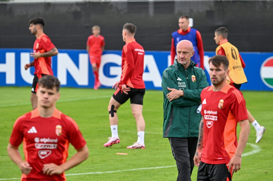 Marco Rossi szövetségi kapitány (j2) a németországi labdarúgó Európa-bajnokságon részt vevő magyar válogatott nyilvános edzésén Weiler-Simmerbergben 2024. június 12-én. MTI/Illyés Tibor
