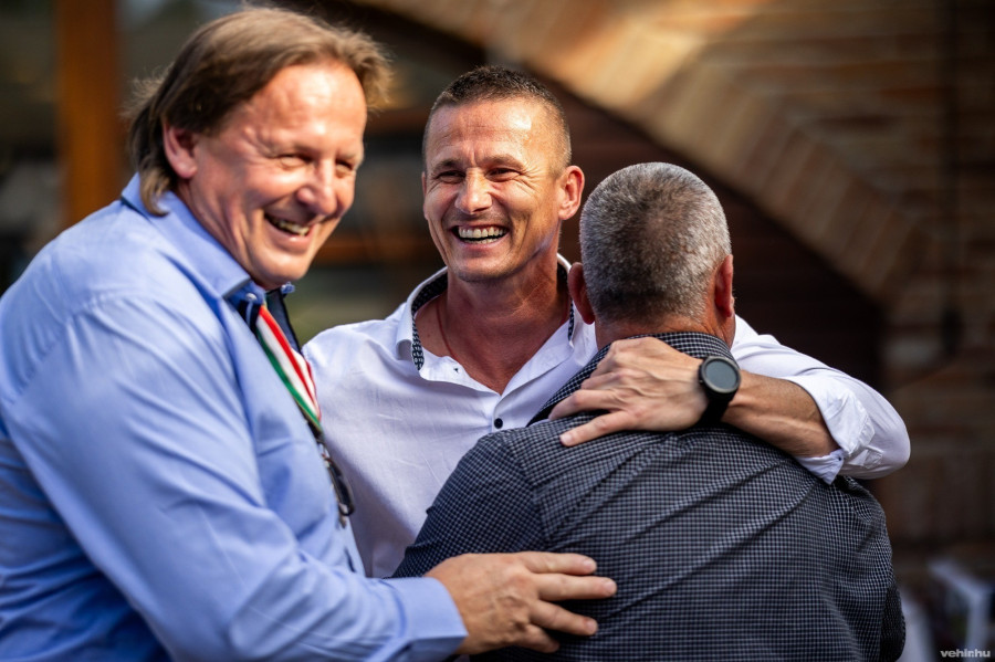 Pető Tamás (középen) Veszprémben nagy tiszteletnek örvend (archív fénykép)