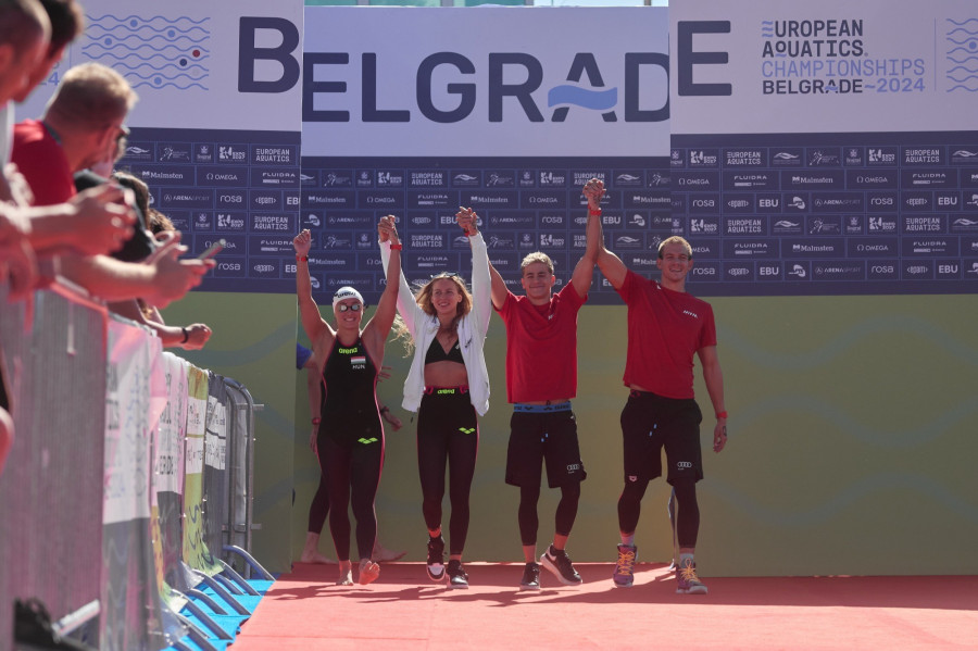 Szimcsák Mira, Fábián Bettina, Betlehem Dávid és Rasovszky Kristóf (b-j) a nyíltvizi úszók csapatversenyének döntője előtt a belgrádi vizes Európa-bajnokságon 2024. június 15-én. MTI/Derencsényi István