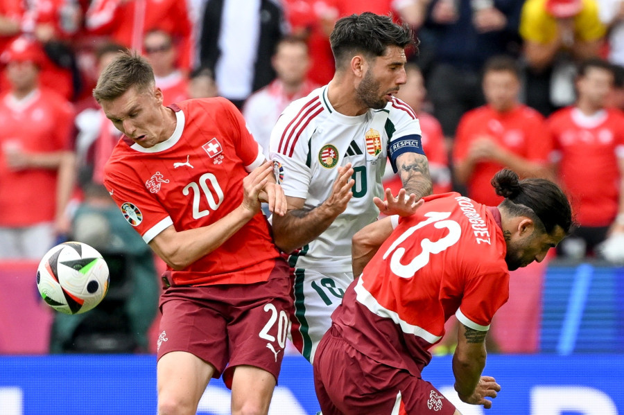 Szoboszlai Dominik (k), valamint a svájci Michel Aebischer (b) és Ricardo Rodriguez a labdarúgó Európa-bajnokság A csoportjának 1. fordulójában játszott Magyarország - Svájc mérkőzésen a kölni RheinEnergieStadionban 2024. június 15-én. MTI/Illyés Tibor 