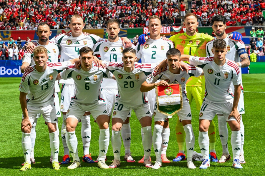 A magyar kezdőcsapat, Schäfer András, Willi Orbán, Sallai Roland, Nagy Ádám, Kerkez Milos (elöl b-j), Fiola Attila, Szalai Attila, Varga Barnabás, Lang Ádám, Gulácsi Péter kapus és Szoboszlai Dominik (hátul b-j), a labdarúgó Európa-bajnokság A csoportjának 1. fordulójában játszott Magyarország - Svájc mérkőzésen a kölni RheinEnergieStadionban 2024. június 15-én. MTI/Illyés Tibor
