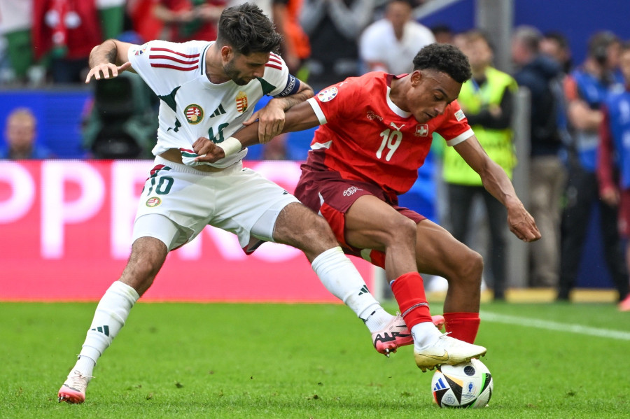 Szoboszlai Dominik (b) és a svájci Dan Ndoye a labdarúgó Európa-bajnokság A csoportjának 1. fordulójában játszott Magyarország - Svájc mérkőzésen a kölni RheinEnergieStadionban 2024. június 15-én. Svájc 3-1-re győzött. MTI/Illyés Tibor