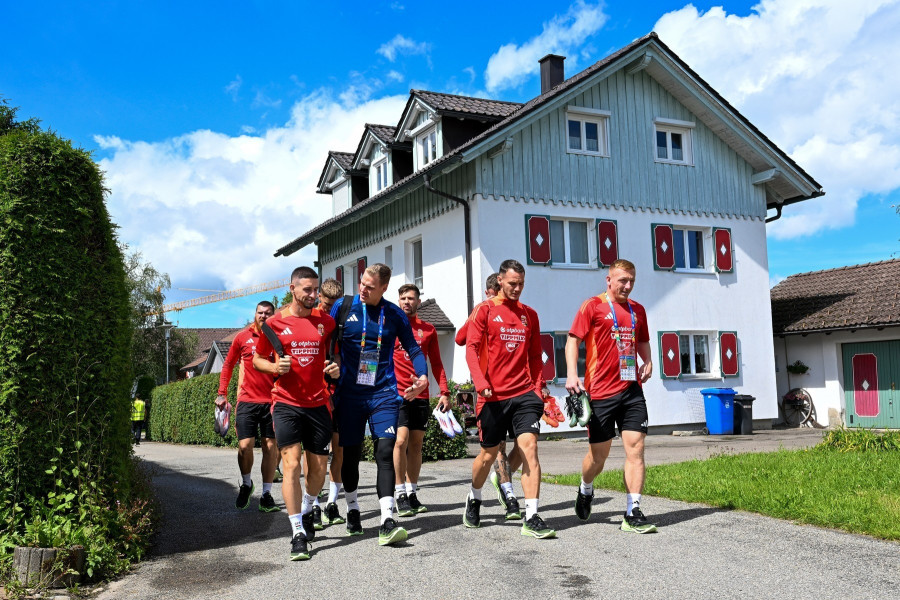 Nagy Zsolt, Dibusz Dénes, Gazdag Dániel és Kleinheisler László (b-j) érkezik a németországi labdarúgó Európa-bajnokságon részt vevő magyar válogatott edzésére Weiler-Simmerbergben 2024. június 14-én. MTI/Illyés Tibor