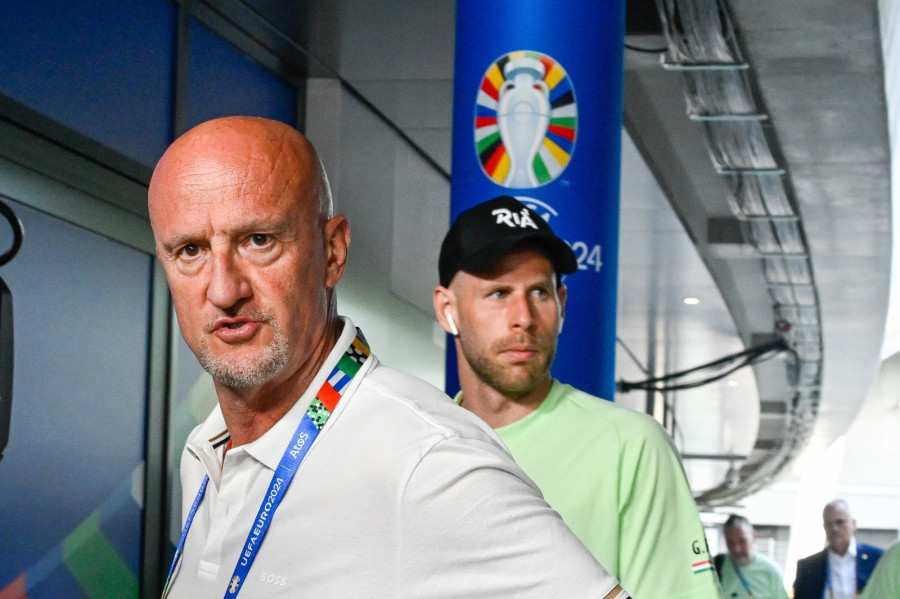 	Stuttgart, 2024. június 18. Marco Rossi, a németországi labdarúgó Európa-bajnokságon részt vevő magyar válogatott szövetségi kapitánya (b) és Gulácsi Péter kapus érkezik a csapat pályabejárására a stuttgarti MHP Arénában a házigazda német csapat elleni mérkőzés előtti napon, 2024. június 18-án. MTI/Koszticsák Szilárd