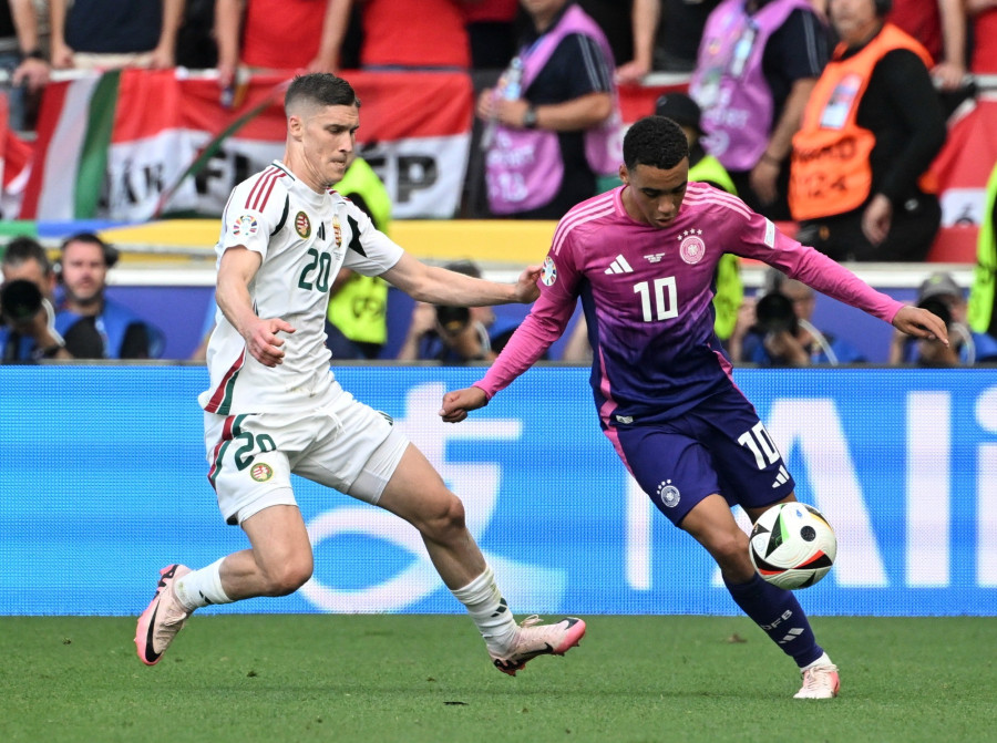 Sallai Roland (b) és a német Jamal Musiala a labdarúgó Európa-bajnokság A csoportjának 2. fordulójában játszott Németország - Magyarország mérkőzésen a stuttgarti MHP Arénában 2024. június 19-én. MTI/Illyés Tibor