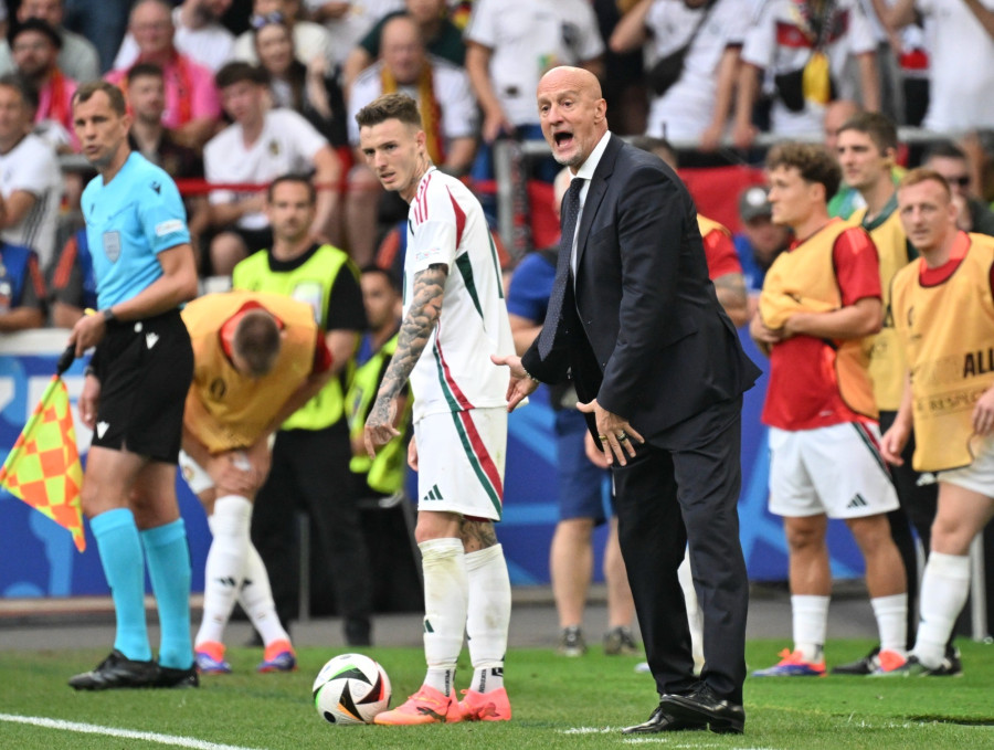 Bolla Bendegúz (b) és Marco Rossi, a magyar válogatott szövetségi kapitánya a labdarúgó Európa-bajnokság A csoportjának 2. fordulójában játszott Németország - Magyarország mérkőzésen a stuttgarti MHP Arénában 2024. június 19-én. MTI/Illyés Tibor