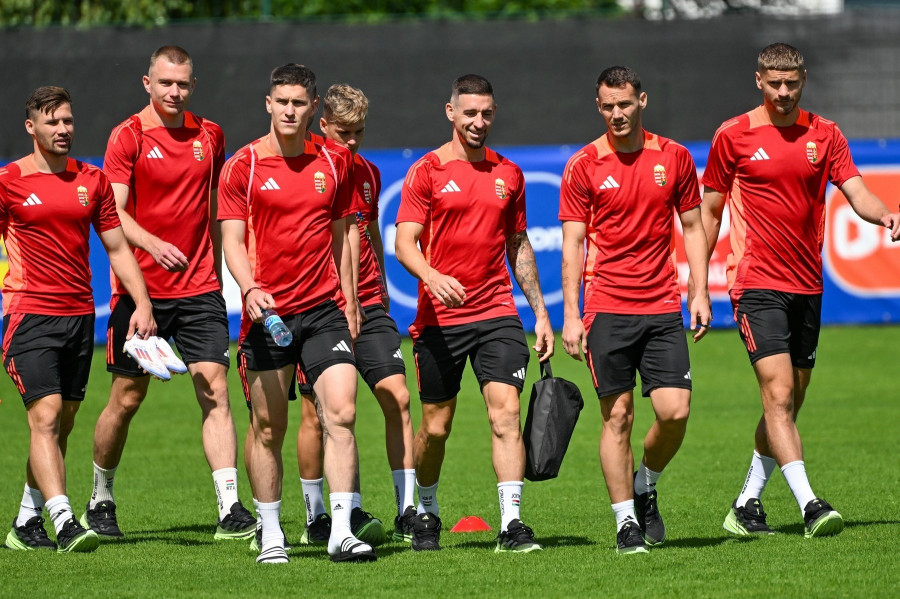 Kata Mihály, Szalai Attila, Sallai Roland, Csoboth Kevin, Nagy Zsolt, Gazdag Dániel és Dárdai Márton (b-j), a németországi labdarúgó Európa-bajnokságon részt vevő magyar válogatott tagjai a csapat edzésén Weiler-Simmerbergben 2024. június 22-én. MTI/Illyés Tibor