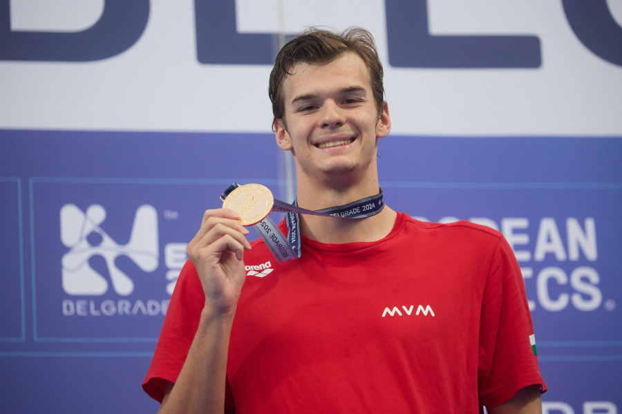 Az aranyérmes Kós Hubert a férfi 200 méteres vegyesúszás eredményhirdetésén a belgrádi vizes Európa-bajnokságon 2024. június 23-án. MTI/Derencsényi István