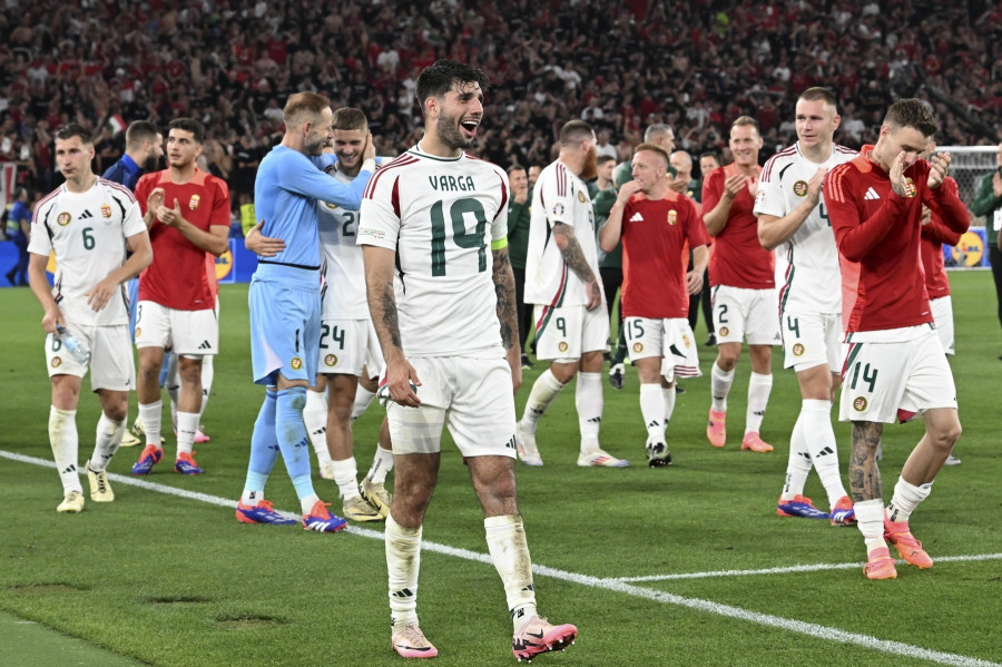 Szoboszlai Dominik a mérkőzésen megsérült Varga Barnabás mezében ünnepli a csapat győzelmét a labdarúgó Európa-bajnokság A csoportjának harmadik, utolsó fordulójában játszott Skócia - Magyarország mérkőzés végén a stuttgarti MHP Arénában 2024. június 23-án. A magyar válogatott a 101. percben szerzett góllal 1-0-ra legyőzte Skóciát, ezzel megőrizte esélyét a nyolcaddöntőbe jutásra. MTI/Illyés Tibor 