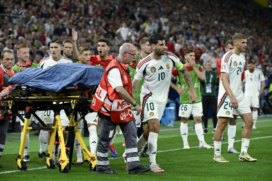 A sérült Varga Barnabáshoz hordágyat húz Szoboszlai Dominik (k) a labdarúgó Európa-bajnokság A csoportjának harmadik, utolsó fordulójában játszott Skócia - Magyarország mérkőzésen a stuttgarti MHP Arénában 2024. június 23-án. A magyar válogatott a 101. percben szerzett góllal 1-0-ra legyőzte Skóciát, ezzel megőrizte esélyét a nyolcaddöntőbe jutásra. MTI/Koszticsák Szilárd