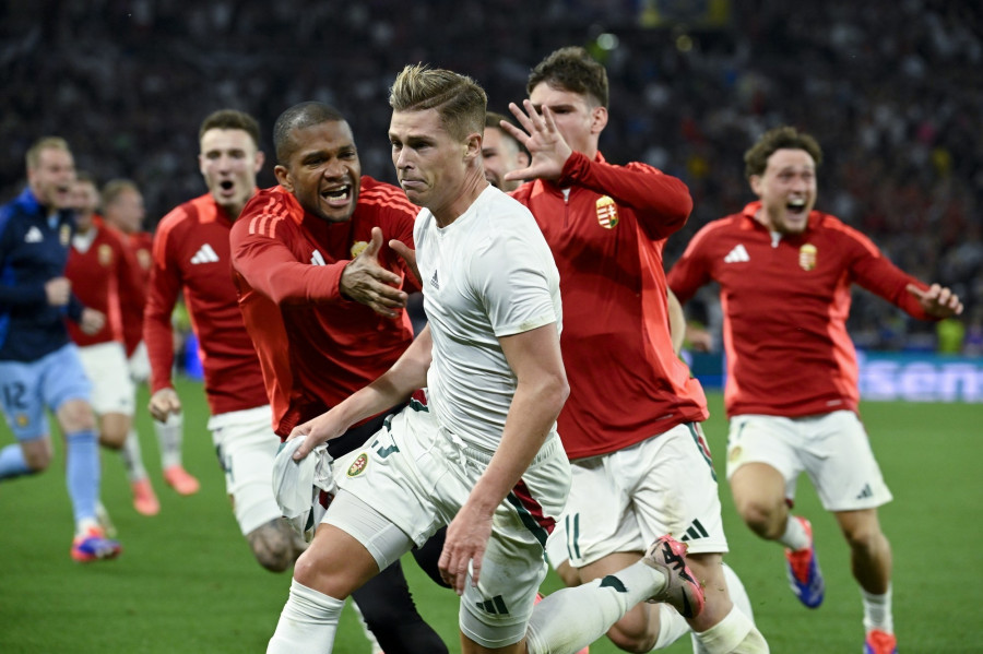 A győztes gólt szerző Csoboth Kevint (k) köszöntik cspattársai a labdarúgó Európa-bajnokság A csoportjának harmadik, utolsó fordulójában játszott Skócia - Magyarország mérkőzésen a stuttgarti MHP Arénában 2024. június 23-án. A magyar válogatott a 101. percben szerzett góllal 1-0-ra legyőzte Skóciát, ezzel megőrizte esélyét a nyolcaddöntőbe jutásra. MTI/Koszticsák Szilárd