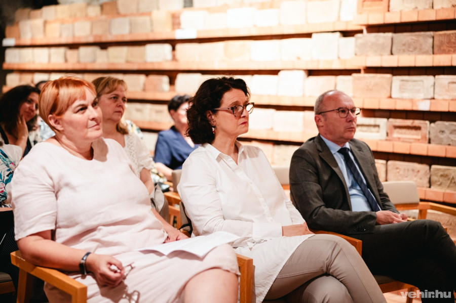 Tóth Zsuzsa, dr. Englert Tímea és Porga Gyula