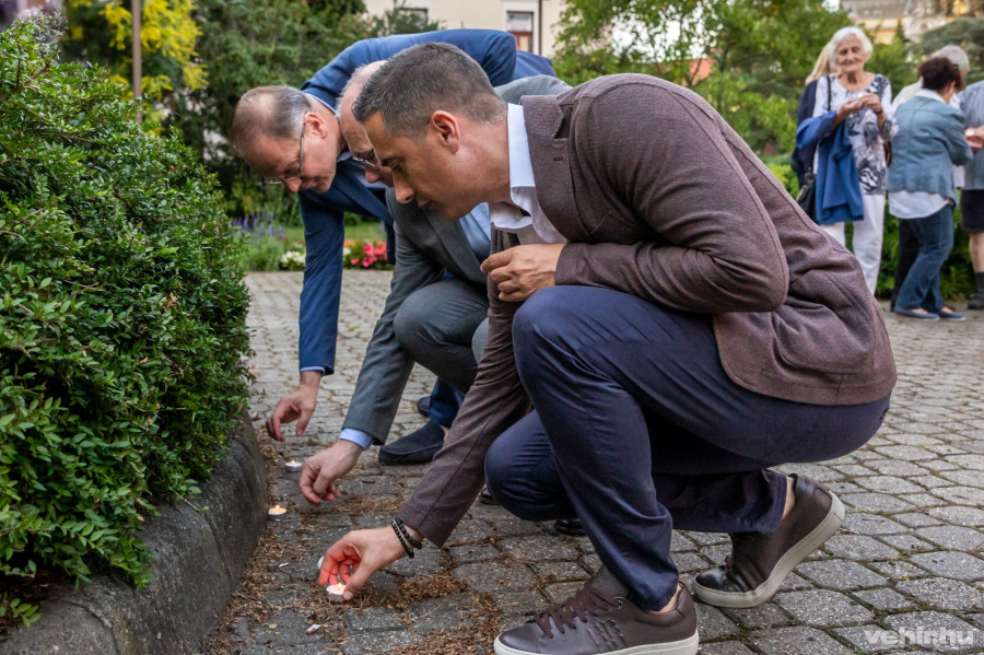 dr. Navracsics Tibor, Porga Gyula és Ovádi Péter is mécsest gyújtott