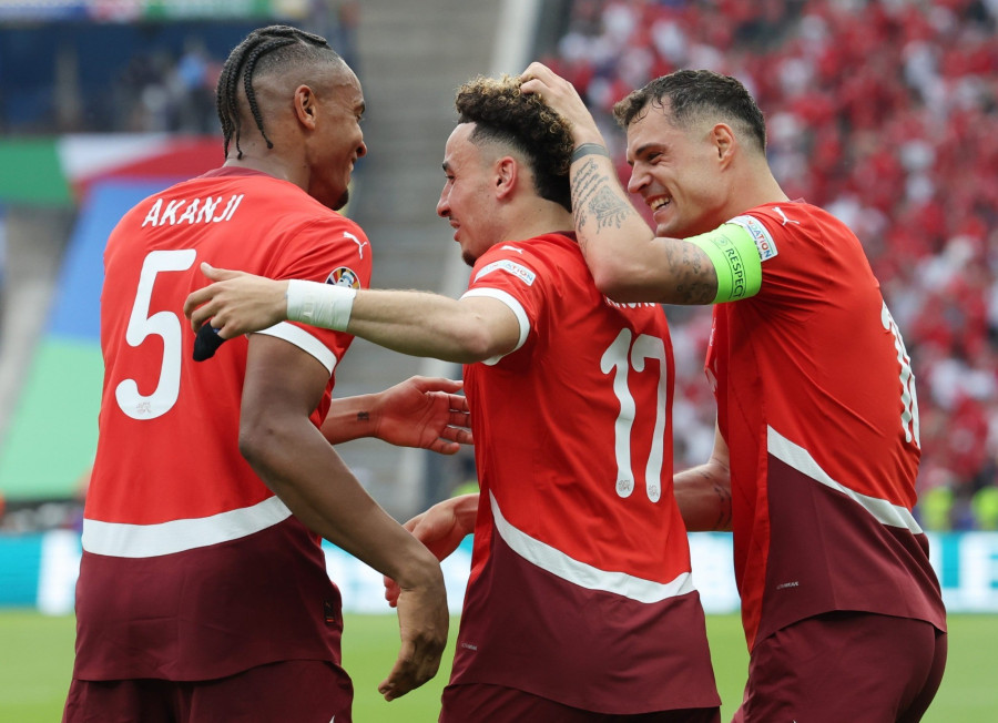 Fotó: epa11445518 Ruben Vargas of Switzerland (C) celebrates with teammates Manuel Akanji (L) and Granit Xhaka (R) after scoring the 2-0 goal during the UEFA EURO 2024 Round of 16 soccer match between Switzerland and Italy, in Berlin, Germany, 29 June 2024. EPA/ABEDIN TAHERKENAREH