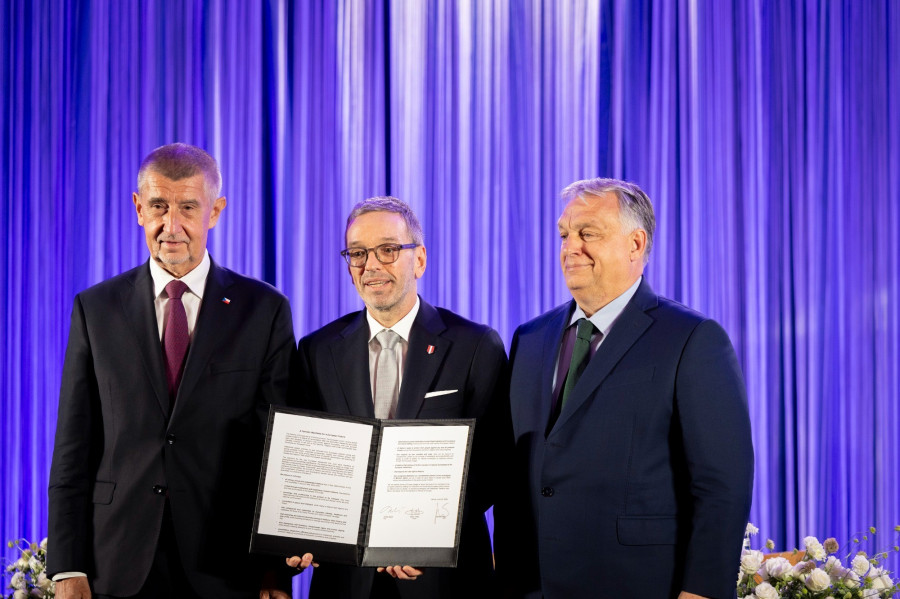 A Miniszterelnöki Sajtóiroda által közreadott képen Orbán Viktor miniszterelnök, a Fidesz elnöke (j), Herbert Kickl, az Osztrák Szabadságpárt (FPÖ) elnöke (k) és Andrej Babis korábbi cseh kormányfő, az Elégedetlen Polgárok Akciója (ANO) párt elnöke, miután aláírták a Patrióta kiáltvány az európai jövőért című közös nyilatkozatot Bécsben 2024. június 30-án. Az eseményen Orbán Viktor kijelentette, hogy új korszak kezdődik ezen a napon Bécsben, ahol új európai politikai együttműködést jelentettek be Herbert Kickllel és Andrej Babissal. MTI/Miniszterelnöki Sajtóiroda/Fischer Zoltán