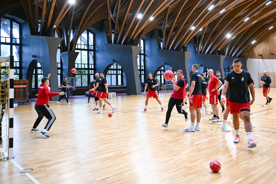 A párizsi olimpiára készülő férfi kézilabda-válogatott játékosai a csapat edzésén Felcsúton, a Puskás Akadémia sport- és konferenciaközpontjában 2024. július 1-jén. MTI/Illyés Tibor 