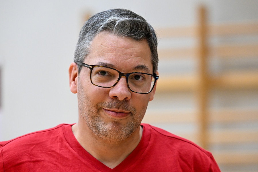 Chema Rodríguez, a párizsi olimpiára készülő magyar kézilabda-válogatott szövetségi kapitánya a csapat edzésén Felcsúton, a Puskás Akadémia sport- és konferenciaközpontjában 2024. július 1-jén. MTI/Illyés Tibor 