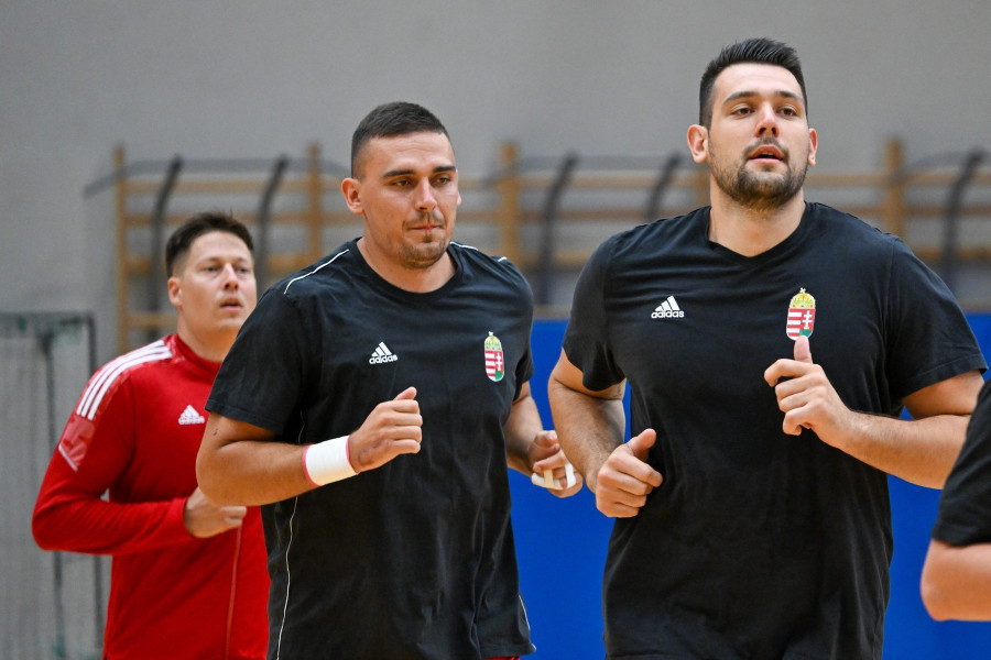 Mikler Roland (b), Bodó Richárd (k) és Bánhidi Bence (j), a párizsi olimpiára készülő férfi kézilabda-válogatott játékosai a csapat edzésén Felcsúton, a Puskás Akadémia sport- és konferenciaközpontjában 2024. július 1-jén. MTI/Illyés Tibor