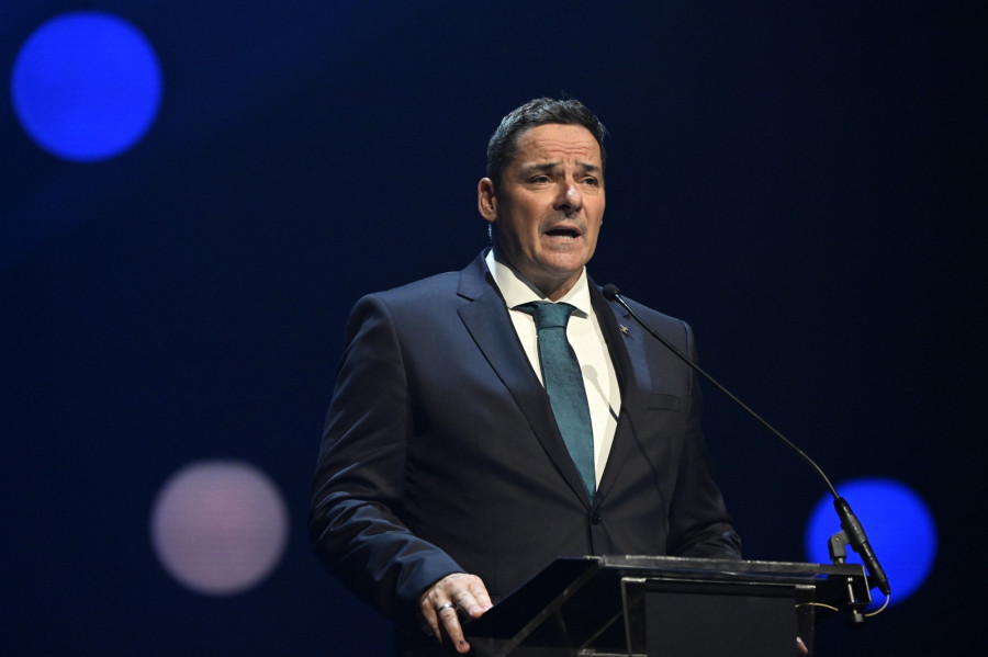 Gyulay Zsolt, a Magyar Olimpiai Bizottság elnöke beszédet mond a párizsi ötkarikás játékokon szereplő magyar csapat eskütételén a Művészetek Palotájában 2024. július 8-án. MTI/Kovács Tamás 