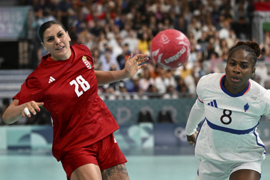 Papp Nikoletta (b) és a francia Coralie Lassource a 2024-es párizsi nyári olimpia női kézilabdatornája B csoportjában játszott Magyarország - Franciaország mérkőzésen a Dél-párizsi Arénában 2024. július 25-én. MTI/Illyés Tibor