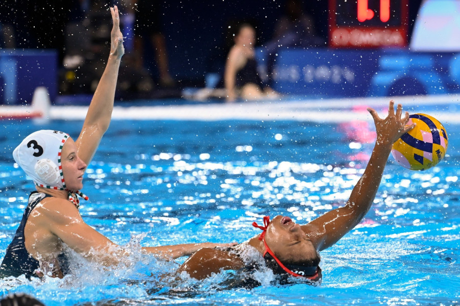 Vályi Vanda (b) és a kanadai Serena Browne a 2024-es párizsi nyári olimpia női vízilabdatornáján, az A csoportban játszott Magyarország - Kanada mérkőzésen a Párizs melletti Saint-Denis-ben lévő Vizes Központban 2024. július 29-én. A magyar válogatott 12-7-re győzött. MTI/Kovács Tamás