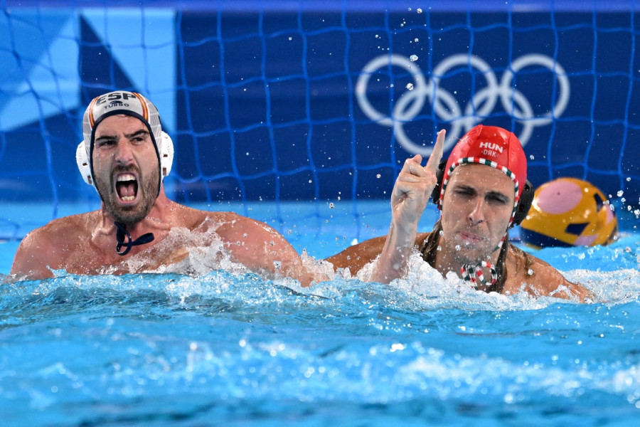 Saint-Denis, 2024. július 30. A spanyol Miguel de Toro Dominguez (b) örül a gólja után, mellette Vogel Soma a 2024-es párizsi nyári olimpia férfi vízilabdatornáján, a B csoportban játszott Magyarország - Spanyolország mérkőzésen a Párizs melletti Saint-Denis-ben lévő Vizes Központban 2024. július 30-án. MTI/Illyés Tibor