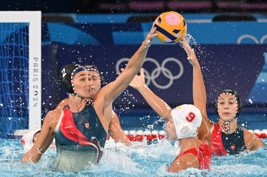 Sziágyi Dorottya (b) és a kínai Teng Cö-ven a 2024-es párizsi nyári olimpia női vízilabdatornáján az A csoportban játszott Magyarország - Kína mérkőzésen a Párizs melletti Saint-Denis-ben lévő Vizes Központban 2024. augusztus 2-án. MTI/Czeglédi Zsolt
