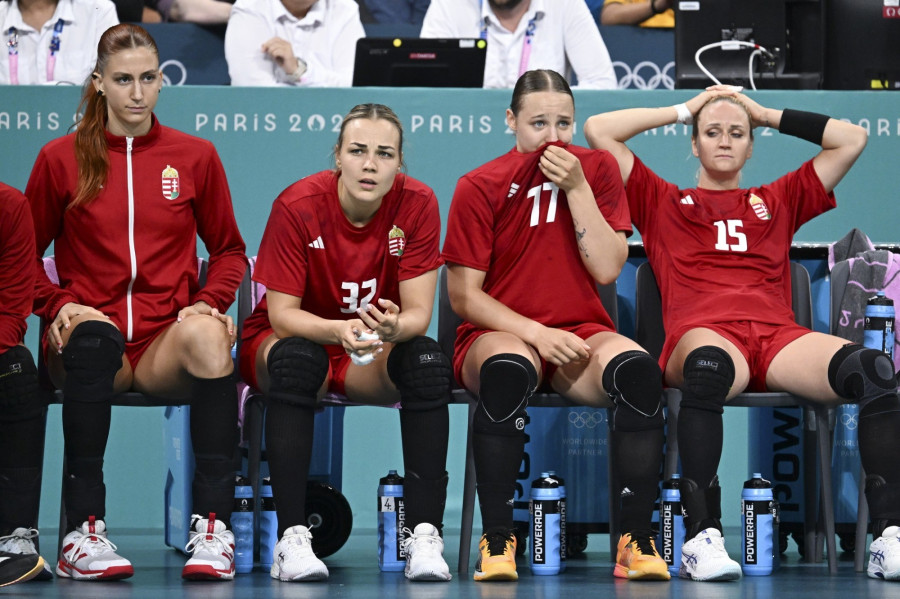 A magyar válogatott tagjai a 2024-es párizsi nyári olimpia női kézilabdatornájának negyeddöntőjében játszott Magyarország - Svédország mérkőzésen a villeneuve-d'ascqi Pierre Mauroy Stadionban 2024. augusztus 6-án. A svéd válogatott 36-32-re győzött. MTI/Illyés Tibor