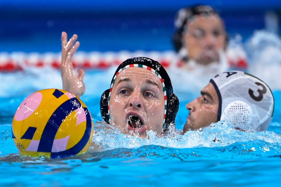 Manhercz Krisztián (b) és az olasz Alessandro Velotto a 2024-es párizsi nyári olimpia férfi vízilabdatornájának negyeddöntőjében játszott Olaszország - Magyarország mérkőzésen a Párizs melletti Nanterre-ben lévő Paris La Défense Arénában 2024. augusztus 7-én. MTI/Kovács Tamás