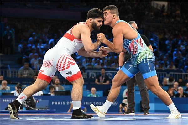 	Párizs 2024 - Birkózás Szöveg:	Párizs, 2024. augusztus 8. Losonczi Dávid (kékben) és a dán színekben versenyző Turpal Ali Bisultanov a férfi kötöttfogású birkózók 87 kilogrammos súlycsoportjának bronzmérkőzésén a 2024-es párizsi nyári olimpián a párizsi Mars-mező Arénában 2024. augusztus 8-án. MTI/Czeglédi Zsolt