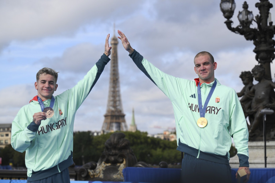 Két veszprémi kiválóság, az aranyérmes Rasovszky Kristóf és a bronzérmes Betlehem Dávid is dobogóra állhatott a nyíltvízi úszók 10 km-es számában Párizsban - Fotó: MTI/Czeglédi Zsolt