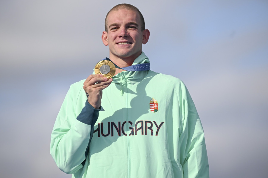 Az aranyérmes Rasovszky Kristóf a férfi 10 kilométeres nyíltvízi úszás versenye után a 2024-es párizsi nyári olimpián a Szajna III. Sándor hídjánál 2024. augusztus 9-én. MTI/Czeglédi Zsolt