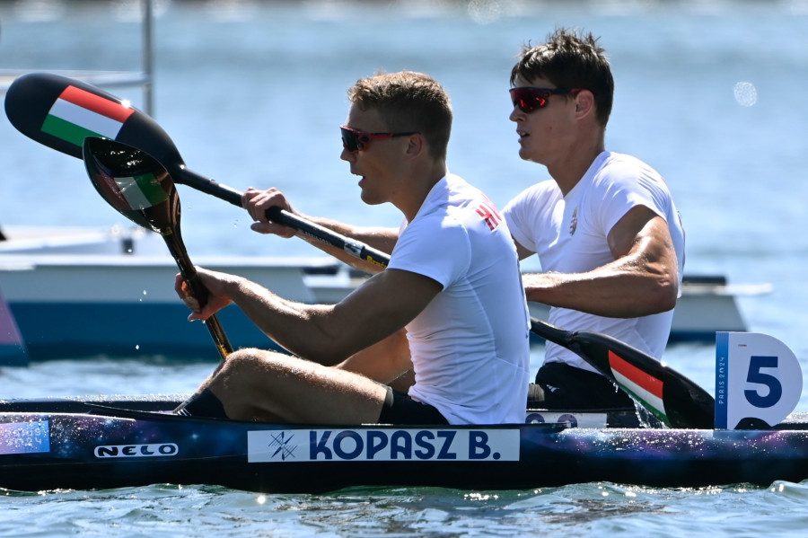 Az ezüstérmes Varga Ádám (hátul) és a bronzérmes Kopasz Bálint a férfi kajak egyesek 1000 méteres versenyének döntője után a 2024-es párizsi nyári olimpián a vaires-sur-marne-i evezős és kajak-kenu pályán 2024. augusztus 10-én. MTI/Kovács Tamás