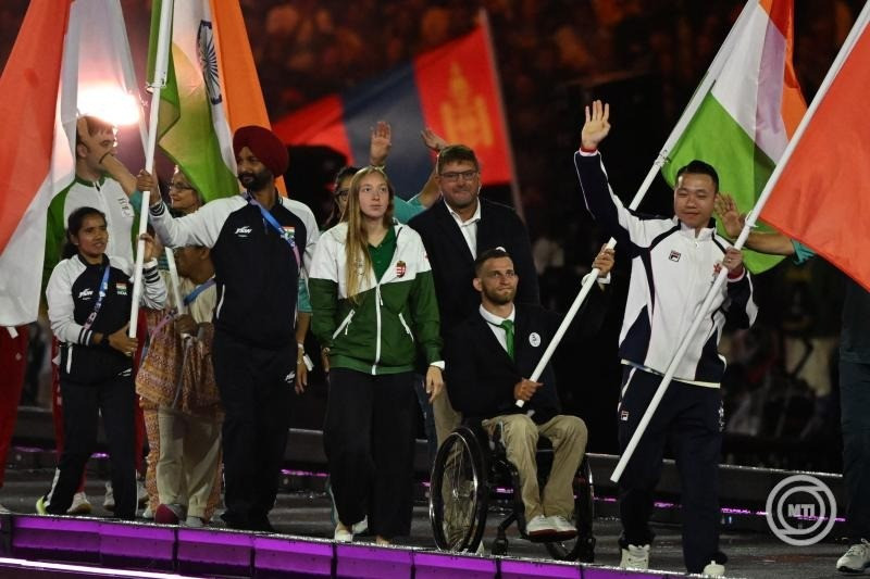 Konkoly Zsófia úszó és Kiss Péter Pál kajakozó (középen) viszi a magyar zászlót a 2024-es párizsi nyári paralimpiai játékok záróünnepségén a Stade de France-ban 2024. szeptember 8-án. MTI/Koszticsák Szilárd