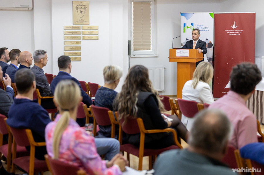 A pulpitusnál dr. Simon Attila