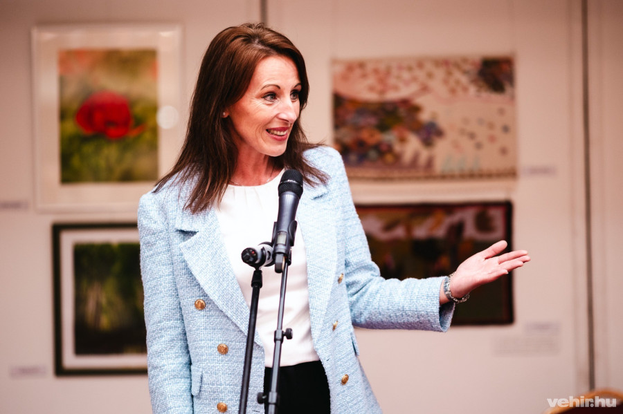 A Zonta Adventi Kiállítást Sótonyi Mónika, Veszprém alpolgármestere nyitotta meg, aki kiemelte a rendezvény fontosságát és a Zonta Klub hosszú évek óta végzett jótékonysági munkáját.