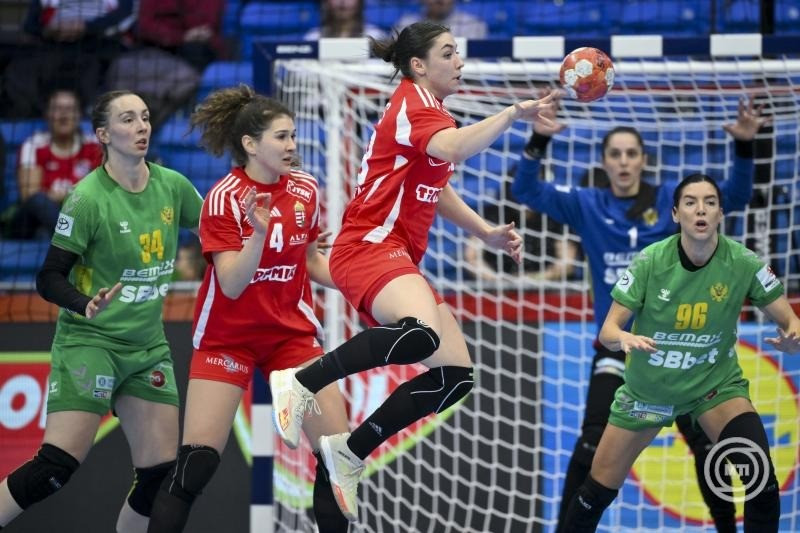 Vámos Petra (k) a női kézilabda Európa-bajnokság középdöntőjének Magyarország - Montenegró mérkőzésén a debreceni Főnix Arénában 2024. december 5-én. MTI/Czeglédi Zsolt
