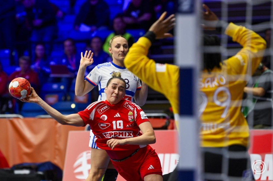 Budapest, 2024. december 10.  Márton Gréta a labdával a női kézilabda Európa-bajnokság középdöntőjének Magyarország - Franciaország mérkőzésén a debreceni Főnix Arénában 2024. december 10-én.  MTI/MTI Fotószerkesztőség/Czeglédi Zsolt