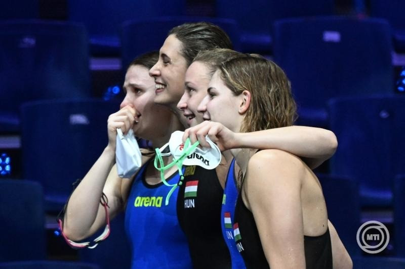 Molnár Dóra, Ábrahám Lilla Minna, Ugrai Panna és Pádár Nikolett (b-j), az ezüstérmes magyar váltó tagjai a női 4x200 méteres gyorsváltó döntője után az úszók rövidpályás világbajnokságán a Duna Arénában 2024. december 12-én. MTI/Illyés Tibor