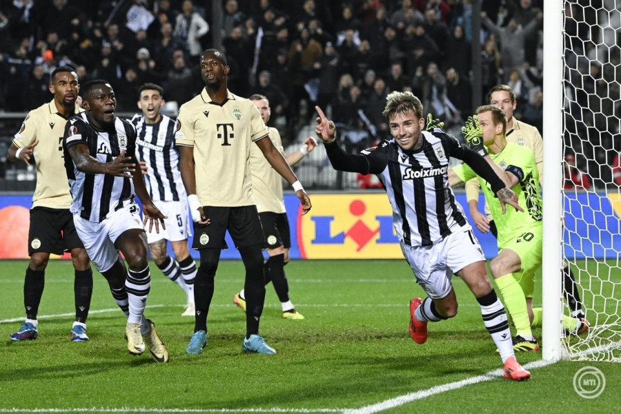 Brandon (j), a PAOK játékosa gólt szerez a férfi labdarúgó Európa-liga alapszakaszának 6. fordulójában játszott PAOK FC - Ferencváros TC mérkőzésen a Thesszaloniki Tumba Stadionban 2024. december 12-én. MTI/MTI Fotószerkesztőség/Szigetváry Zsolt