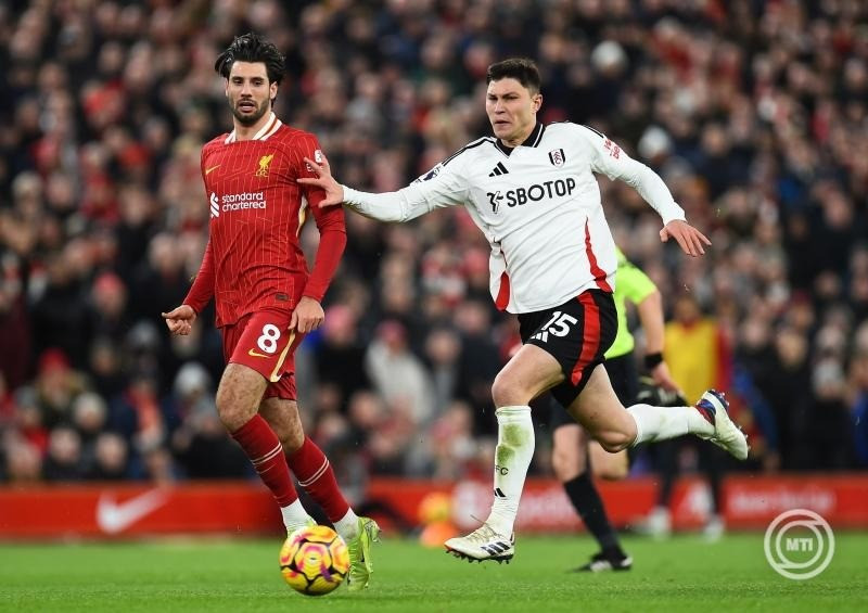 Szoboszlai Dominik, a Liverpool (b) és Jorge Cuenca, a Fulham játékosa az angol első osztályú labdarúgó-bajnokság Liverpool-Fulham mérkőzésén a liverpooli Anfield Road-i Stadionban 2024. december 14-én. MTI/EPA/Peter Powell