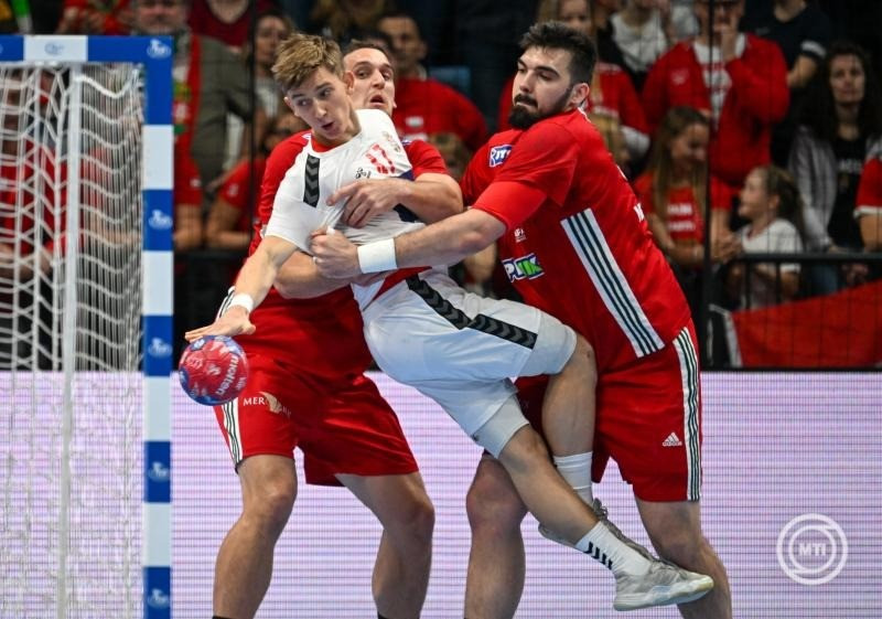 Ligetvári Patrik (j2) és Rosta Miklós (j), valamint Leo Fejes, a szerb válogatott játékosa (b) a Magyarország - Szerbia férfi kézilabda világbajnoki felkészülési mérkőzésen a szegedi Pick Arénában 2025. január 10-én. MTI/Illyés Tibor