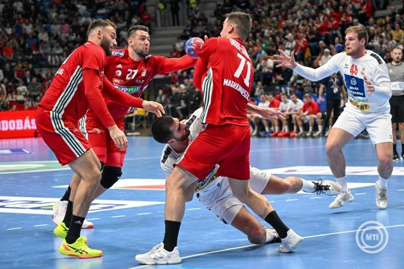 Szita Zoltán (b), Bánhidi Bence (b2) és Ónodi-Jánoskúti Máté (b4), valamint a szerb Uros Kojadinovic (b3) a Magyarország - Szerbia férfi kézilabda világbajnoki felkészülési mérkőzésen a szegedi Pick Arénában 2025. január 10-én. MTI/Illyés Tibor