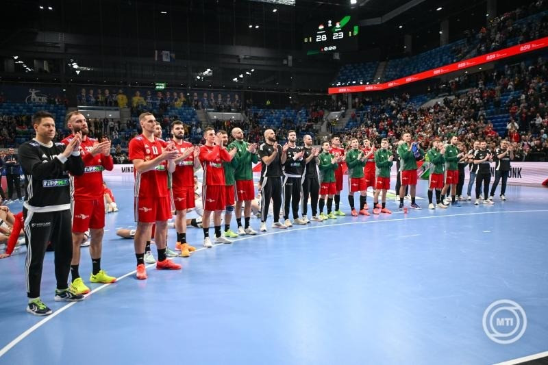 A magyar kézilabda-válogatott tagjai, miután világbajnoki felkészülési mérkőzésen 28-23-ra győztek Szerbia ellen a szegedi Pick Arénában 2025. január 10-én. MTI/Illyés Tibor
