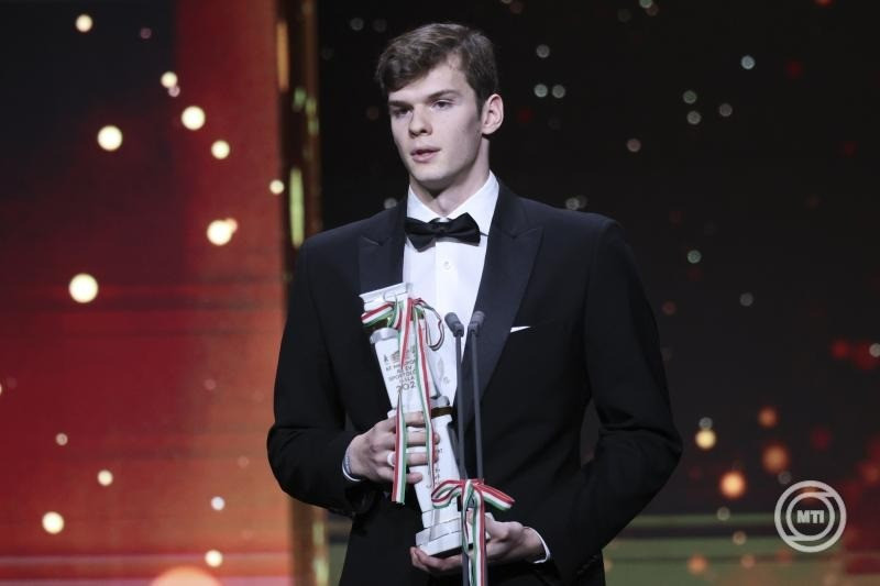 Kós Hubert olimpiai bajnok úszó, miután átvette az Év férfi sportolója díjat az M4 Sport-Az Év Sportolója Gálán a Magyar Állami Operaházban 2025. január 13-án. MTI/Hegedüs Róbert
